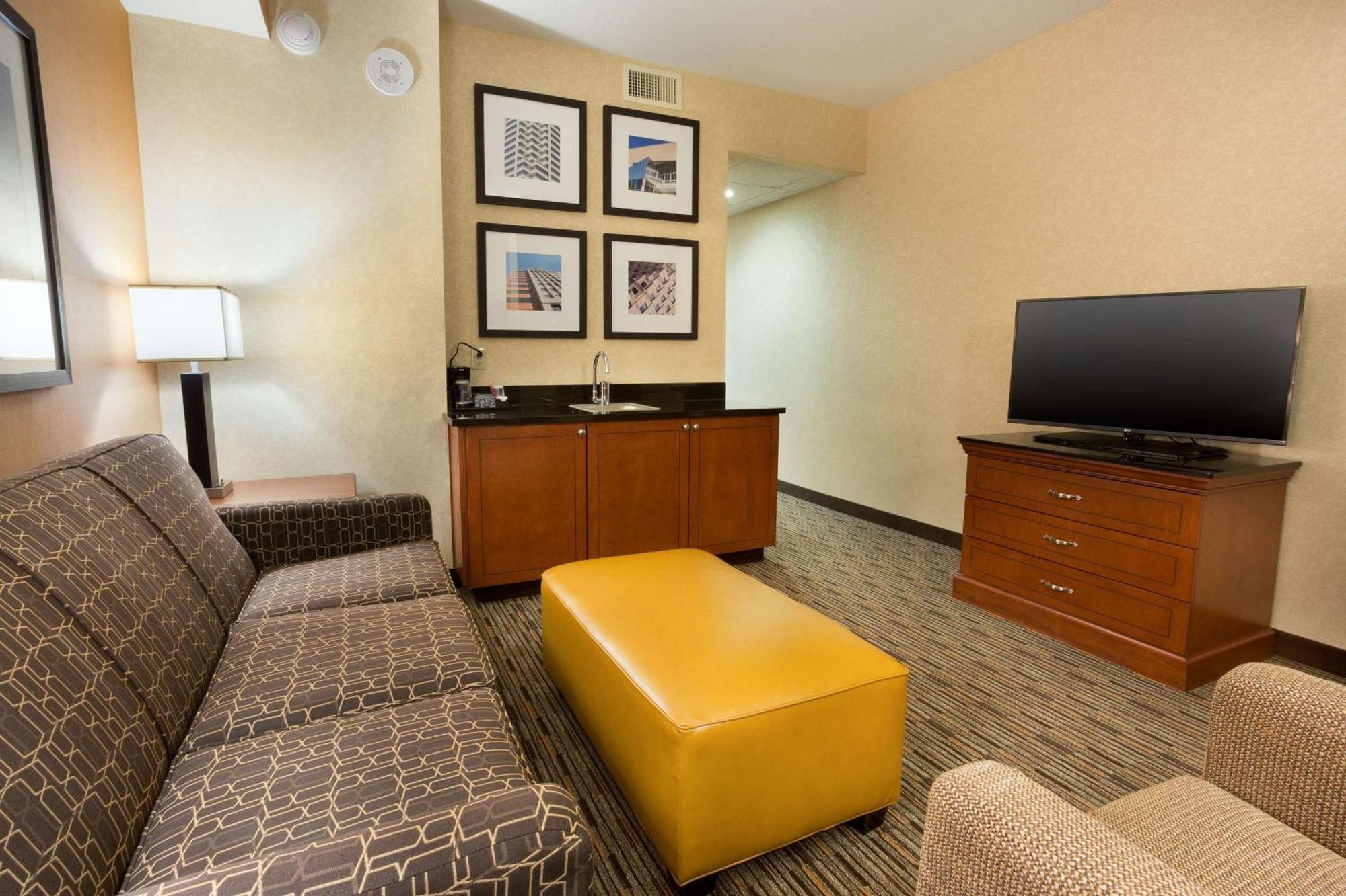 Drury Plaza Carmel 3*